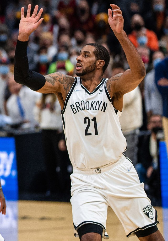 I tifosi protestano contro l'incapacità di Irving di giocare in casa